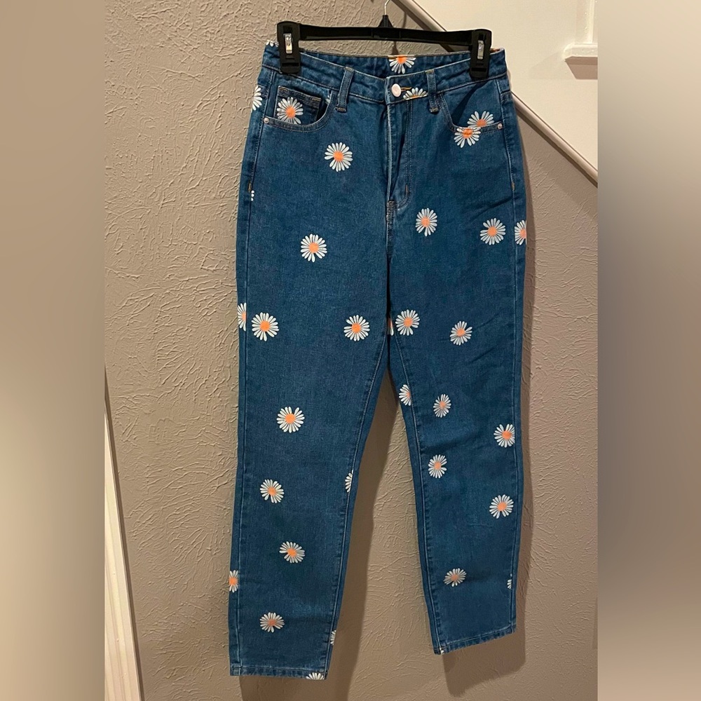 NWOT Women’s Daisy Decorated Boyfriend/Baggy Style Jeans
